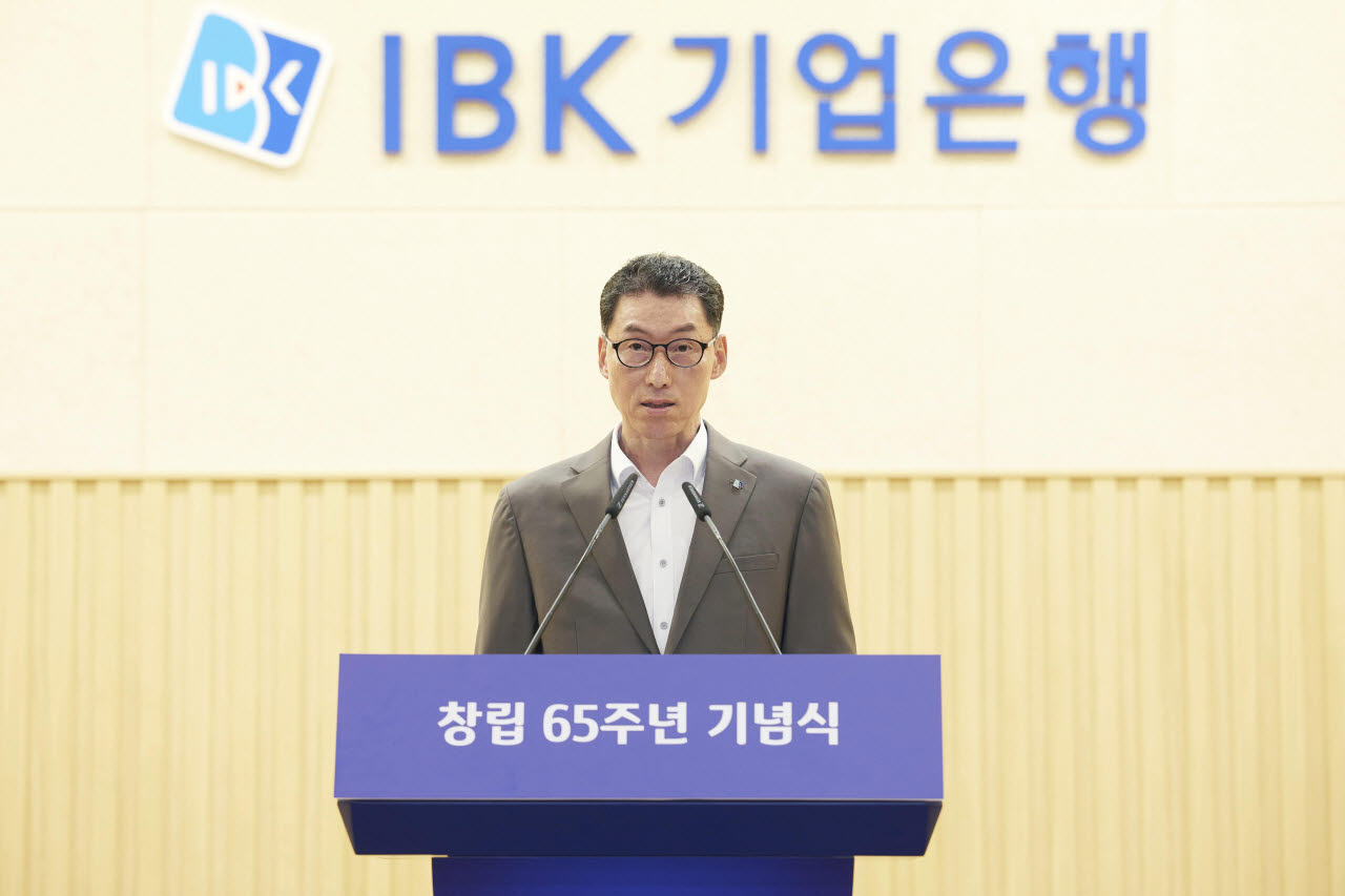 IBK기업은행은 31일 창립 65주년을 맞아 서울 중구 을지로 본점에서 임직원 약 300여명이 참석한 가운데 ‘창립 65주년 기념식’을 가졌다.(사진=기업은행)