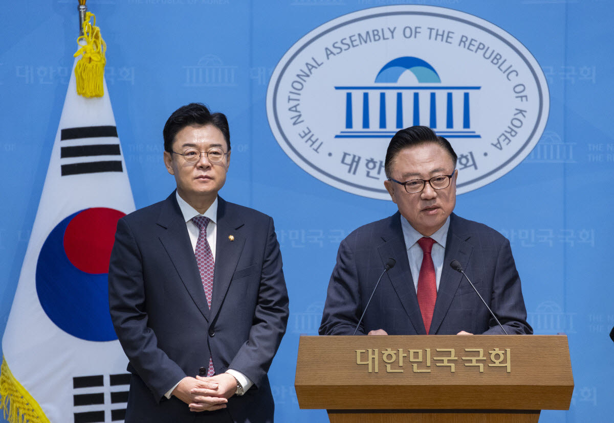 고동진(오른쪽) 국민의힘 의원과 국회 산업통상자원중소벤처기업위원회 위원장인 김성원 의원이 31일 국회 소통관에서 반도체 산업 경쟁력 확보를 위해 '주 52시간 규제 철폐를 위한 반도체특별법 개정안' 국회 제출 기자 회견을 하고 있다. (사진=연합뉴스)