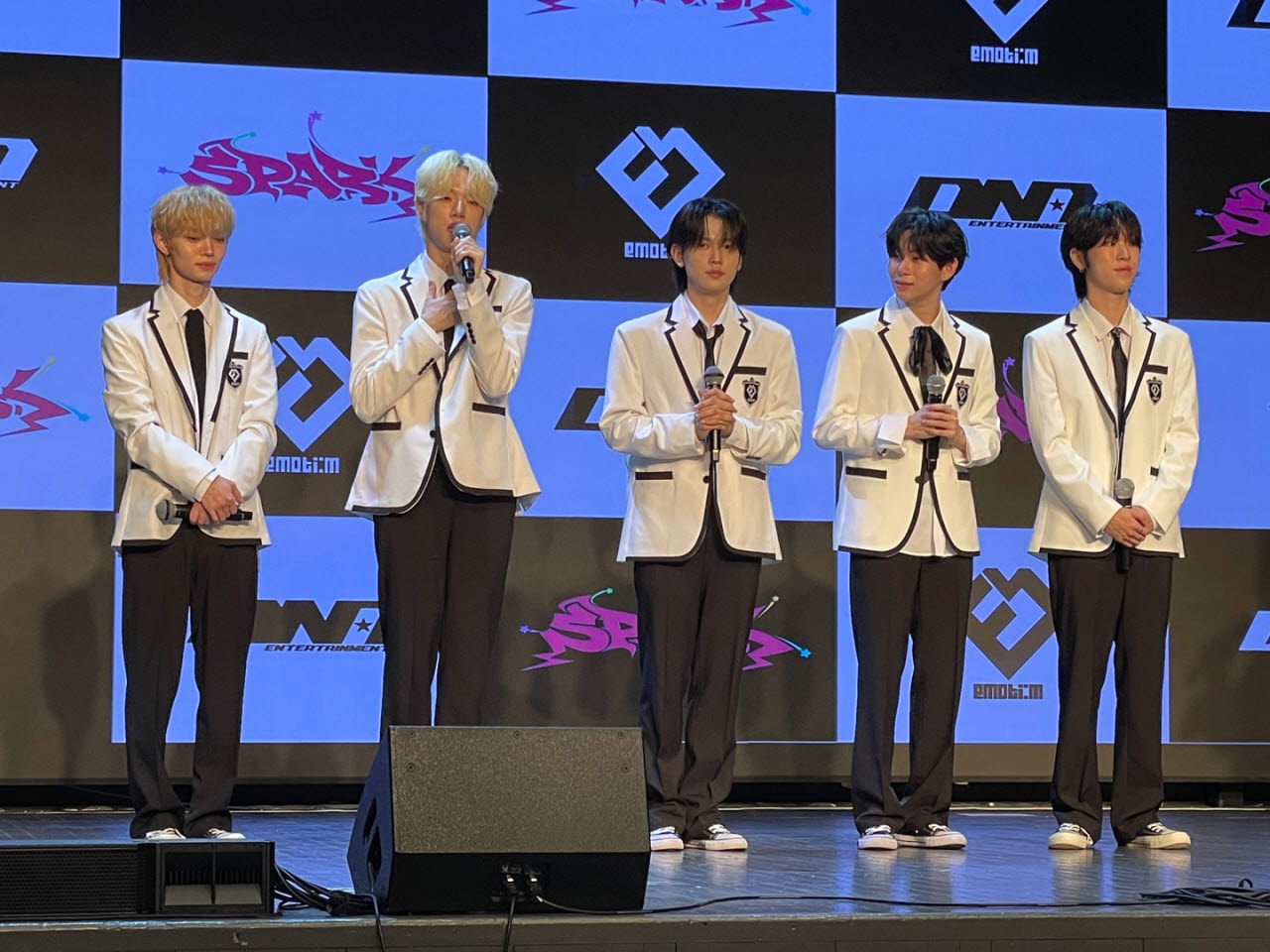 신인 보이그룹 이모티엠. 왼쪽부터 레이, 주현, 찬열, 영호, 진원.