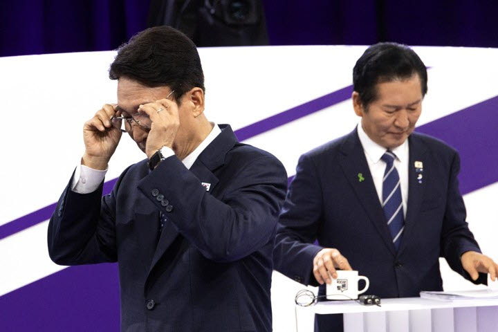 더불어민주당 김민석, 정청래 당 대표 후보가 29일 서울 마포구 MBC에서 열린 방송토론회 시작 전 자리로 이동하고 있다.(사진=연합뉴스)