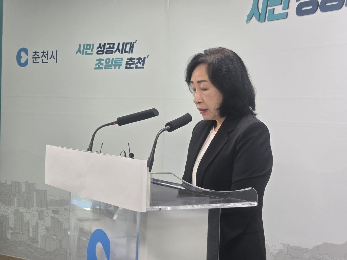 김지숙 더불어민주당 춘천시의원이 31일 춘천시청 브리핑룸에서 입장문을 발표하고 있다. (사진=연합뉴스)