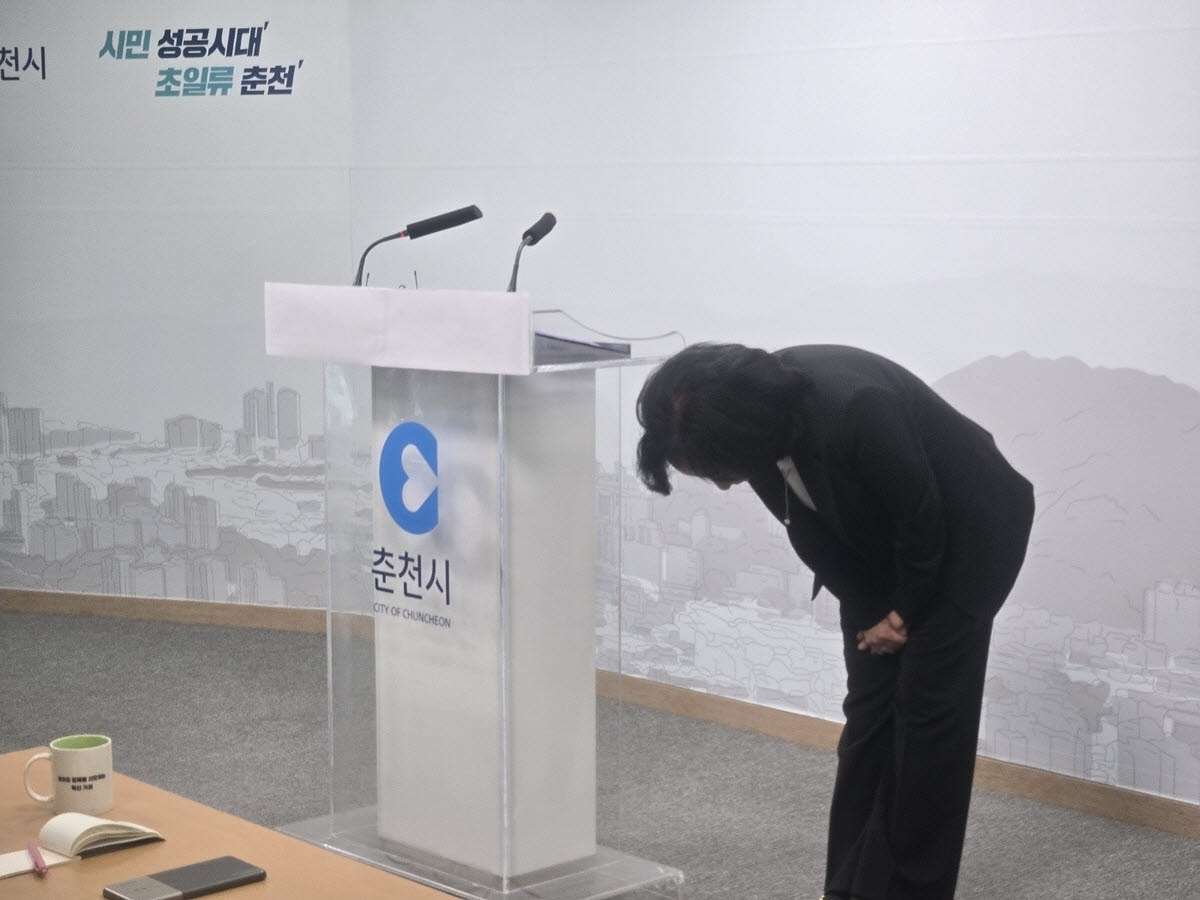 김지숙 더불어민주당 춘천시의원이 31일 춘천시청 브리핑룸에서 사과하고 있다. (사진=연합뉴스)