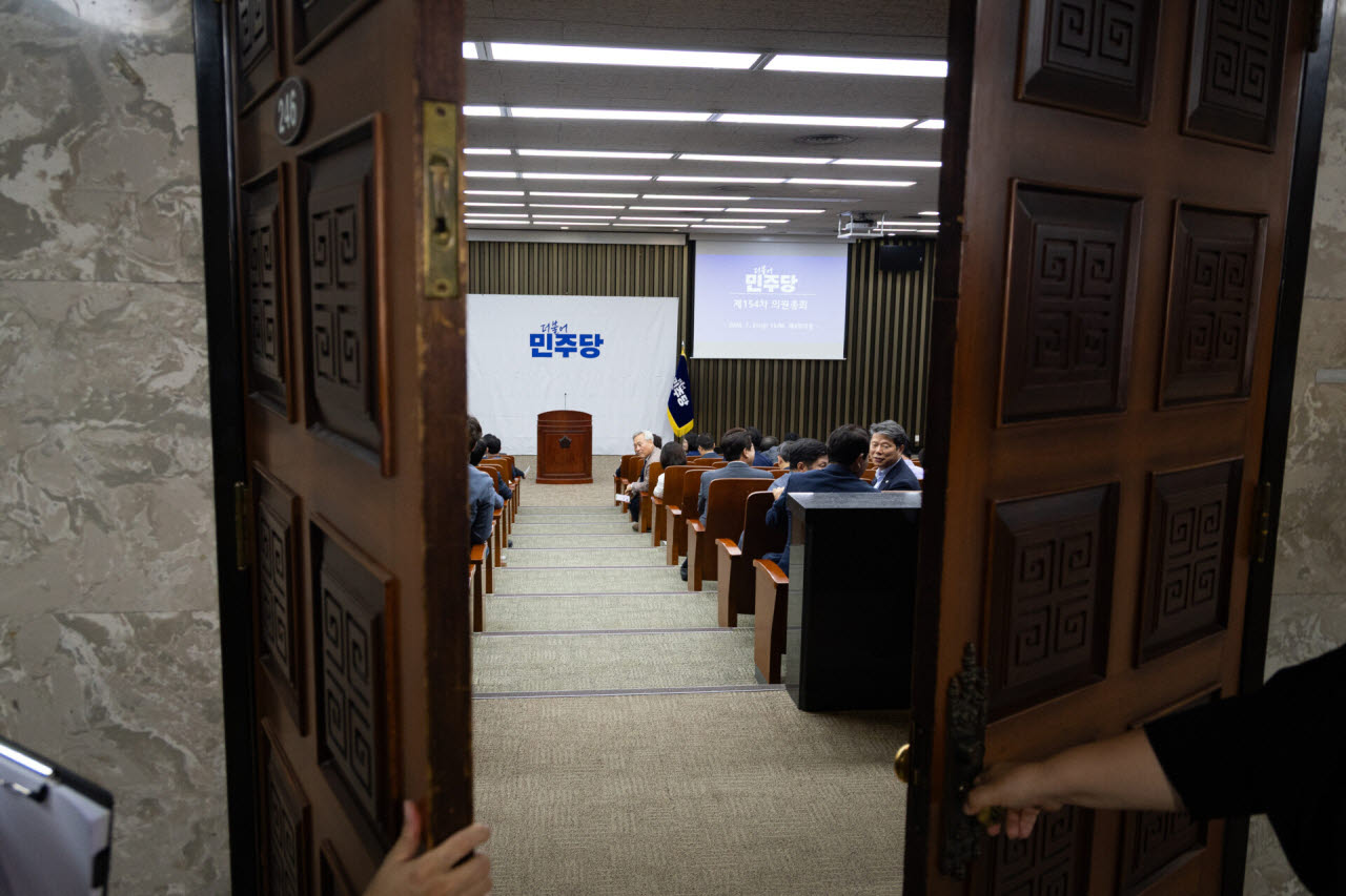 31일 서울 여의도 국회에서 열린 더불어민주당 비공개 의원총회 회의장 문이 닫히고 있다.(사진=뉴스1)