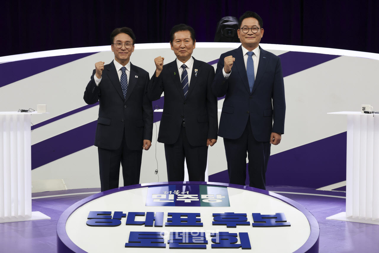 김민석, 정청래, 송영길 더불어민주당 당대표 후보(왼쪽부터)가 29일 오후 서울 마포구 MBC에서 TV토론회 시작 전 포즈를 취하고 있다. (사진=국회기자단)