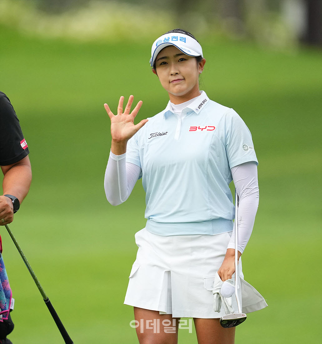 [포토]김민주,첫 홀 미소 손인사