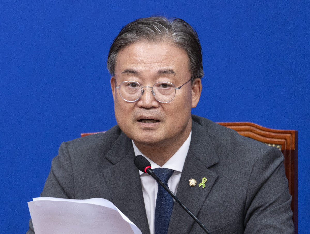 더불어민주당 전당대회 준비위원회 간사인 이연희 의원이 지난 9일 국회에서 열린 전당대회 준비위 4차 회의 결과 브리핑을 마친 뒤 질문에 답하고 있다.(사진=연합뉴스)