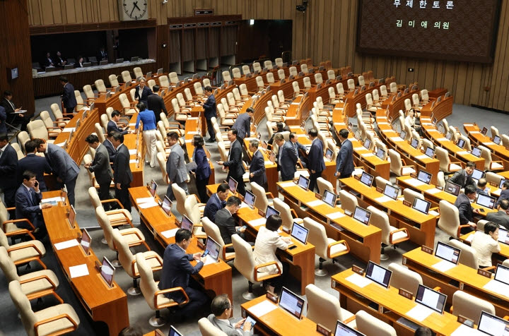 국민의힘이 31일 국회에서 열린 7월 임시국회 제3차 본회의에서 국회법 일부개정법률안에 대한 무제한 토론(필리버스터)을 시작하자 더불어민주당 의원들이 퇴장하고 있다. (사진=연합뉴스)