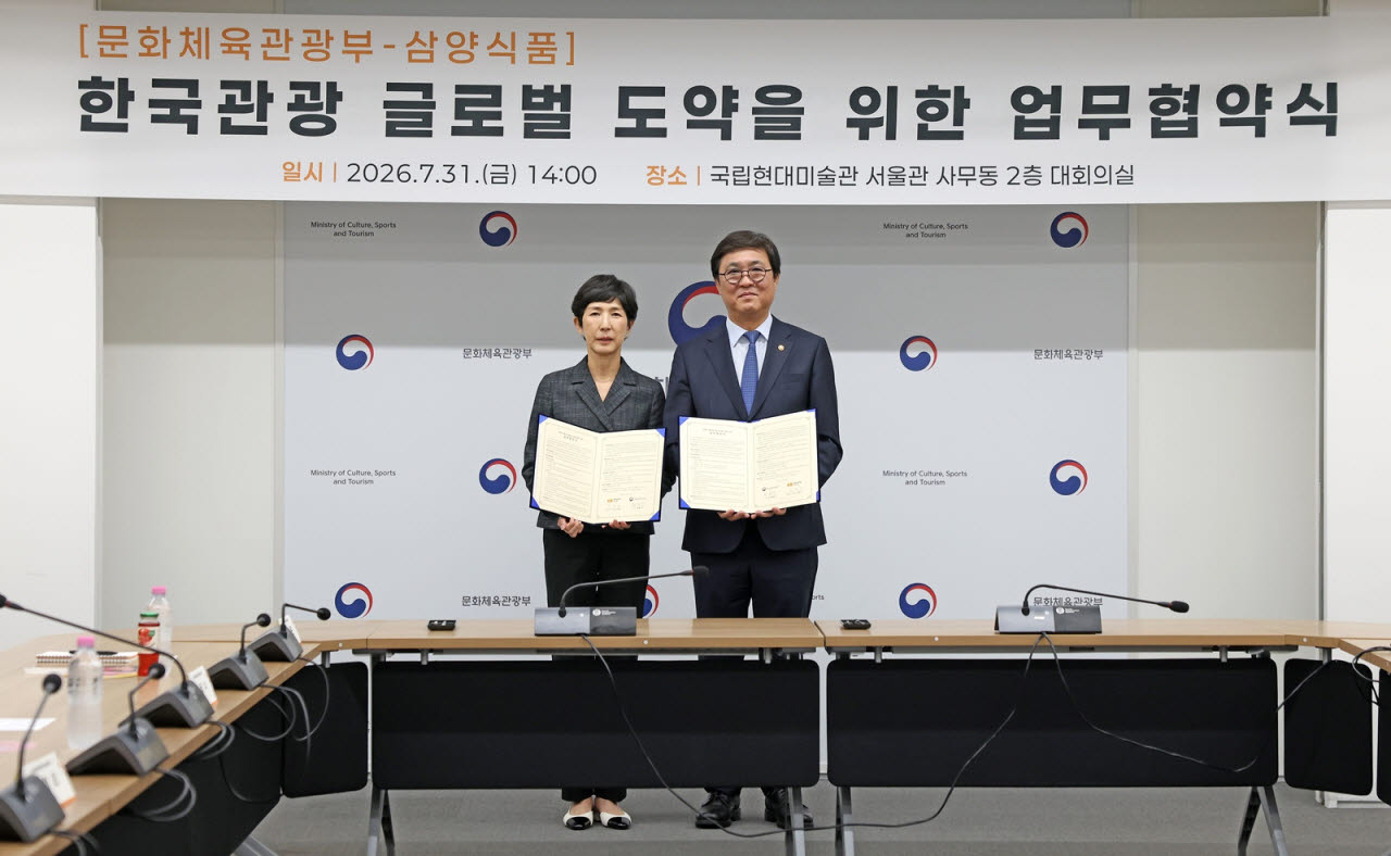 최휘영 문화체육관광부 장관(오른쪽)과 김정수 삼양식품 회장이 31일 서울 국립 현대미술관 서울관에서 열린 한국관광 글로벌 도약을 위한 업무협약식에서 기념촬영을 하고 있다. 사진제공 = 문화체육관광부)