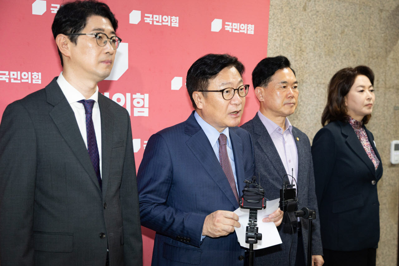 정점식 국민의힘 원내대표가 31일 서울 여의도 국회에서 현안 관련 브리핑을 하고 있다. 왼쪽부터 주진우 의원, 정 원내대표, 김승수 원내운영수석부대표, 김민전 의원. (사진=뉴스1)