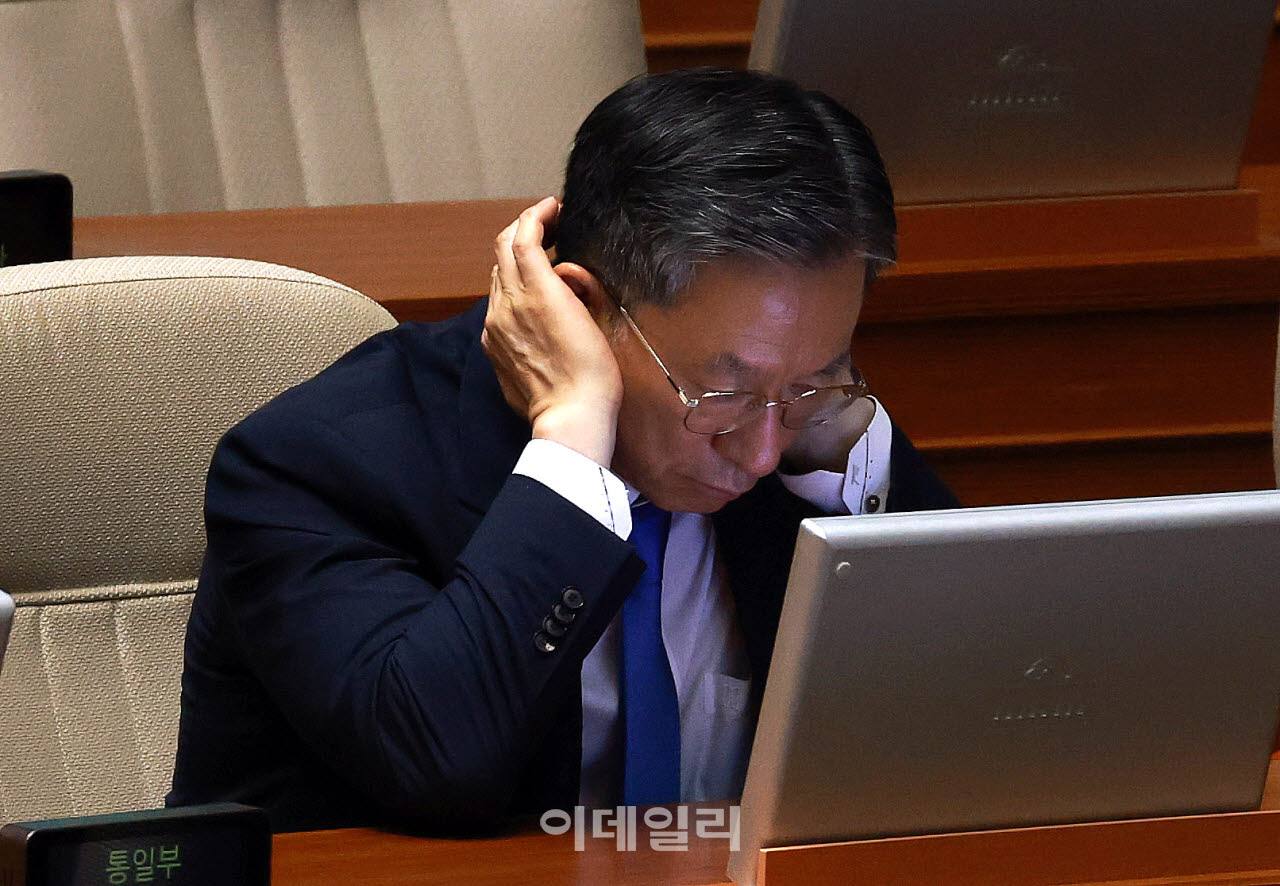정성호 법무부 장관이 30일 서울 여의도 국회에서 열린 제437회국회(임시회) 제3차 본회의에 참석하고 있다. (사진=이데일리 방인권 기자)