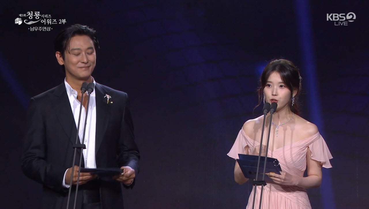 '이관개방증 악화' 아이유, 시상자로 등장…밝은 미소[청룡시리즈어워즈]