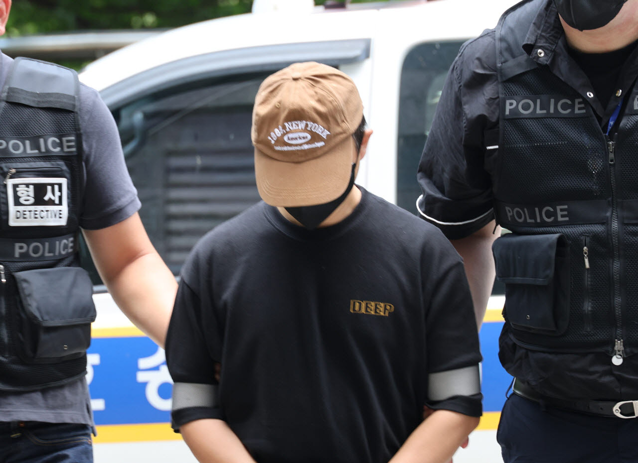 남편의 신체 중요 부위를 절단한 50대 여성의 범행에 가담한 30대 사위가 지난해 8월 2일 구속 전 피의자 심문(영장실질심사)이 열리는 인천지법에 들어서고 있다. (사진=연합뉴스)