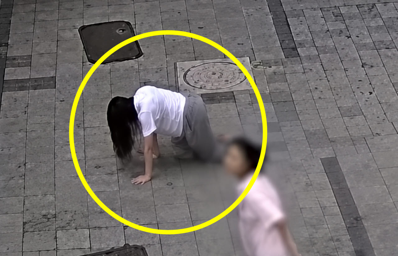 수원역 인근에서 이상 행동을 보이던 B 씨에 대해 경찰이 마약 간이 검사를 한 결과 필로폰 양성 반응이 나왔다. (사진=연합뉴스TV 캡처)