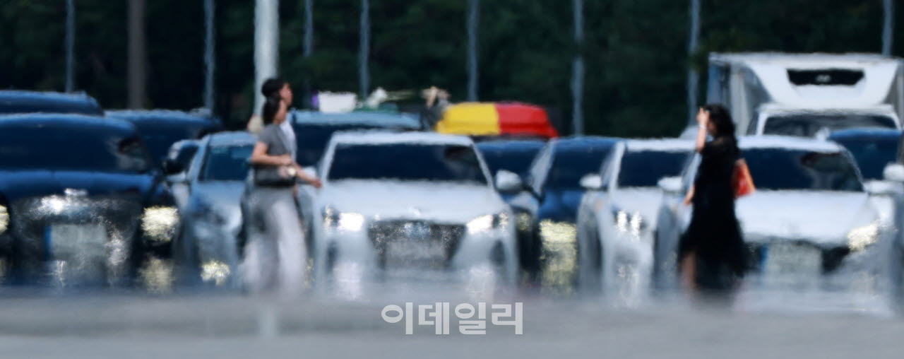 전국 대부분 지역에 폭염특보가 내려진 지난 29일 서울 여의도 버스환승센터 앞 도로에 아지랑이가 피어오르고 있다.(사진=방인권 기자)