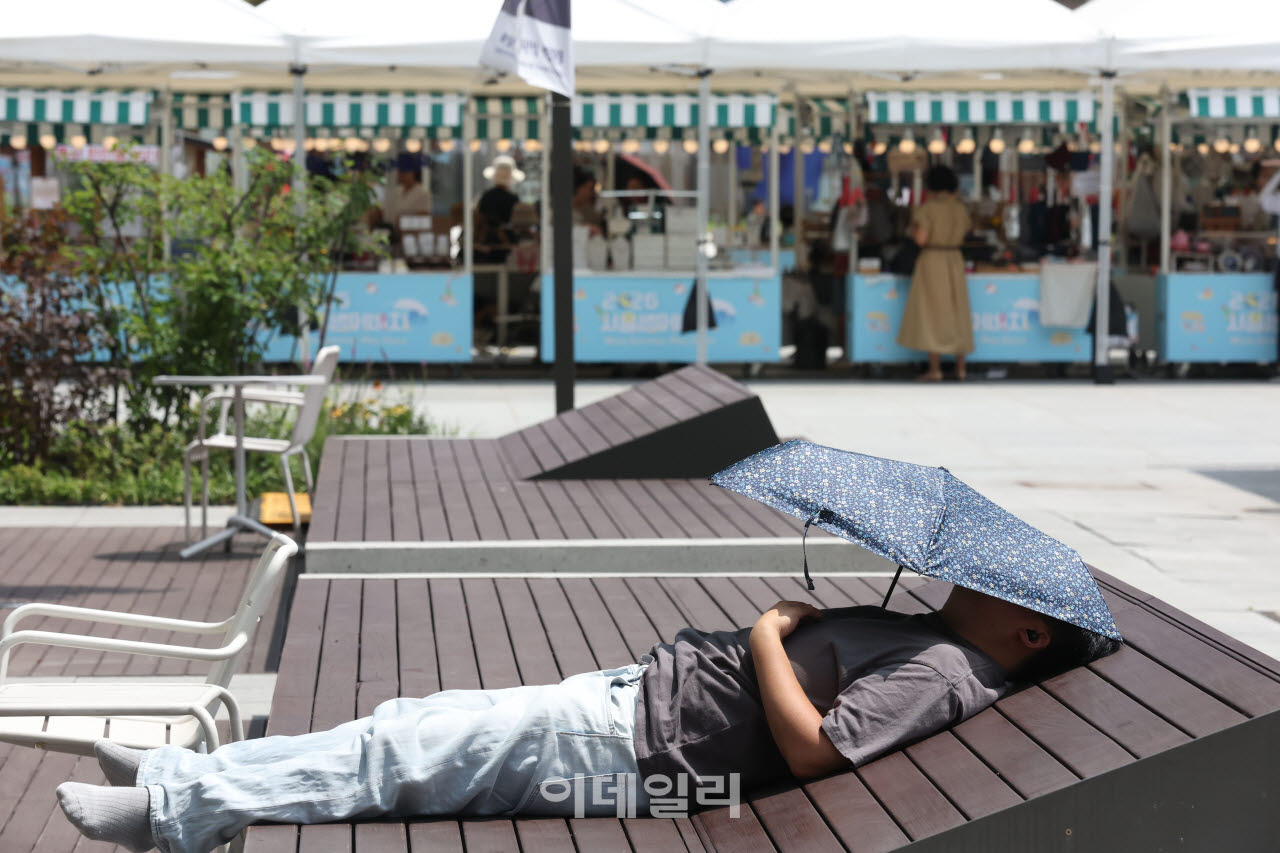 전국 대부분 지역에 폭염특보가 내려져 무더운 날씨를 보인 지난 28일 서울 종로구 광화문광장에서 시민들이 더위를 식히고 있다. (사진=이영훈 기자)