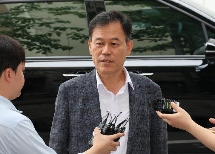 국민의힘 윤한홍 의원이 1일 과천 종합특검 사무실로 출석했다.(사진=연합뉴스)