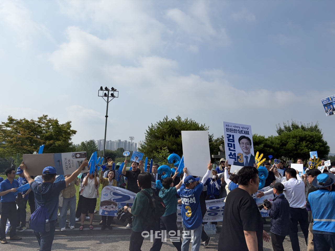 1일 오전 충남 공주 충청남도교통연수원에서 열린 더불어민주당 8·17 전당대회 첫 순회경선 합동연설회 현장에서 송영길·정청래·김민석 더불어민주당 당대표 후보 지지자들이 후보들을 응원하고 있다.(사진=공지유 기자)