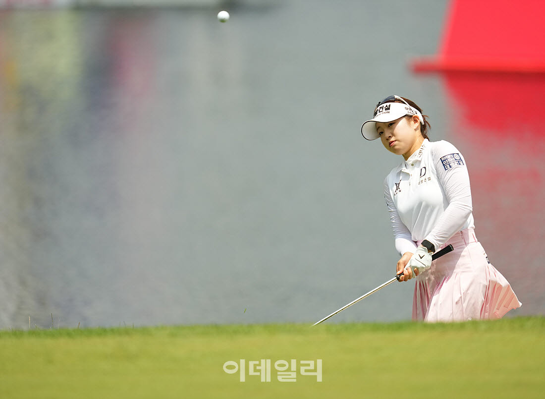 [포토]임진영,감각적으로 띄운다