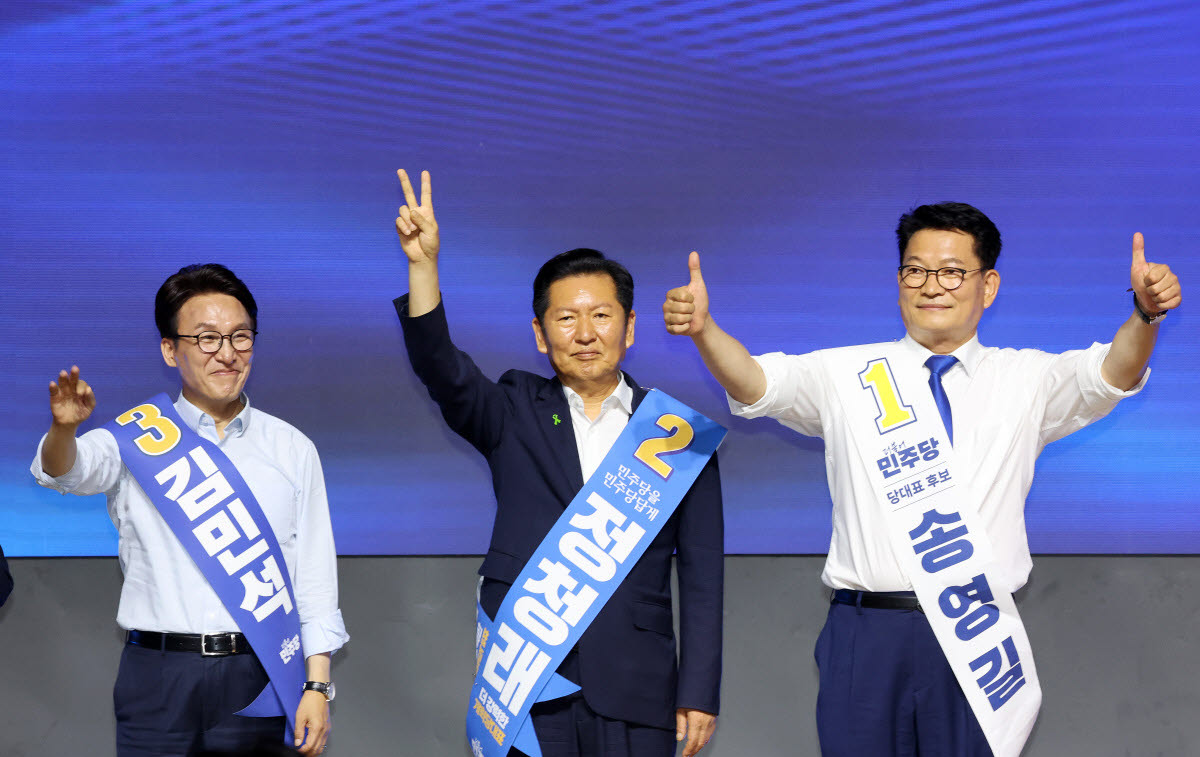 더불어민주당 김민석(왼쪽부터), 정청래, 송영길 당대표 후보가 1일 대전컨벤션센터에서 열린 당대표·최고위원 순회경선 합동연설회에서 인사하고 있다.(사진=연합뉴스)