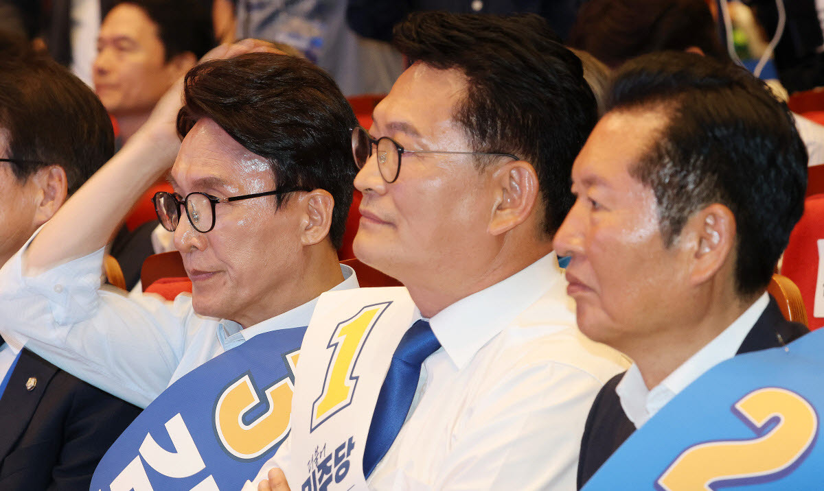 더불어민주당 김민석(왼쪽부터)·송영길·정청래 당대표 후보가 1일 충북 청주시 CJB미디어센터에서 열린 당대표·최고위원 순회경선 합동연설회에서 최고위원들의 정견 발표를 듣고 있다.(사진=연합뉴스)