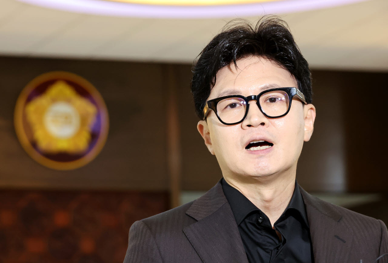 한동훈 무소속 의원이 지난달 30일 국회 본회의장 앞에서 검사의 직접 수사 권한을 전면 폐지하는 형사소송법 개정안이 더불어민주당 주도로 본회의에 상정된 것과 관련 입장을 밝히고 있다. (사진=연합뉴스)