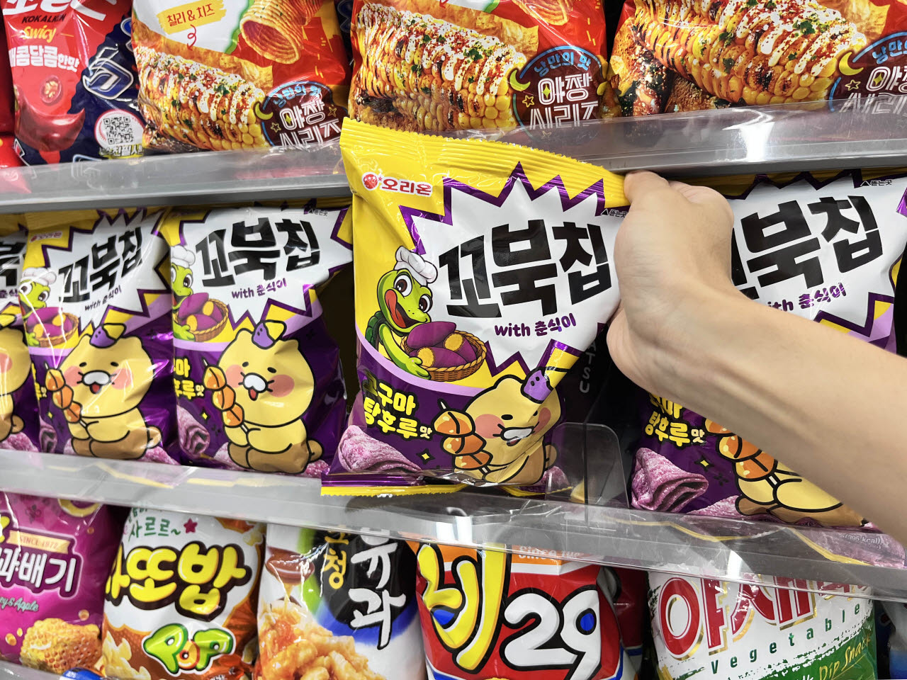 GS25가 오리온과 협업해 선보이는 '춘식이 꼬북칩 고구마탕후루맛'. (사진=GS리테일)