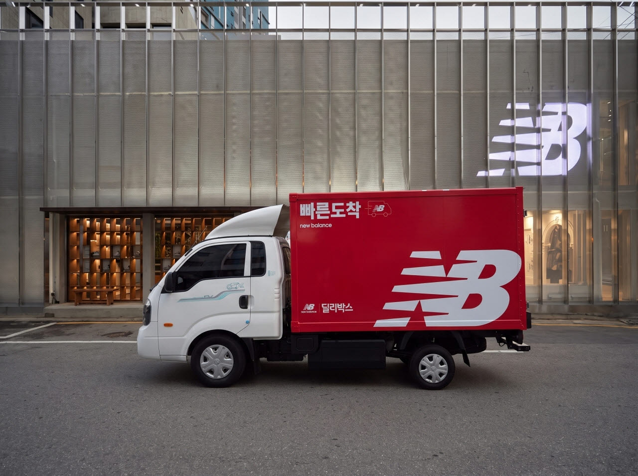 이랜드 뉴발란스가 수도권을 대상으로 당일 배송 서비스 '빠른도착'을 3일부터 운영한다. (사진=이랜드월드)