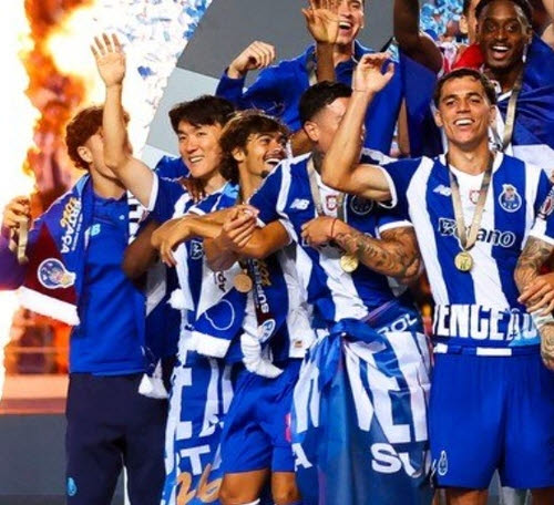 FC 포르투에 입단한 황인범이 슈퍼컵 우승을 차지한 뒤 동료들과 함께 기뻐하고 있다. 사진=FC 포르투 구단 SNS
