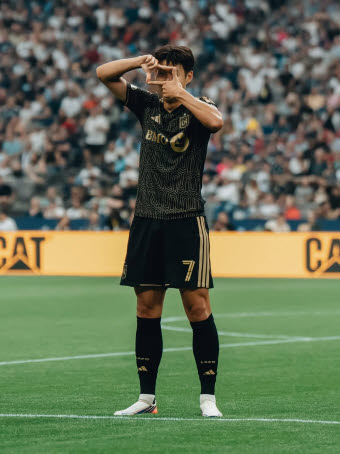 LAFC 손흥민이 리그 4경기 연속골을 터뜨린 뒤 특유의 '찰칵 세리머니'를 하고 있다. 사진=LAFC 구단 SNS