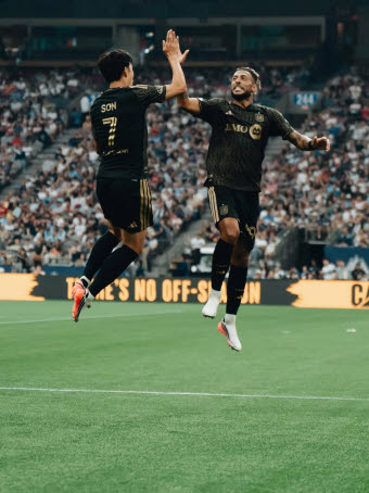 LAFC 손흥민이 골을 터뜨린 뒤 팀동료 드니 부앙가와 하이파이브를 나누고 있다. 사진=LAFC 구단 SNS