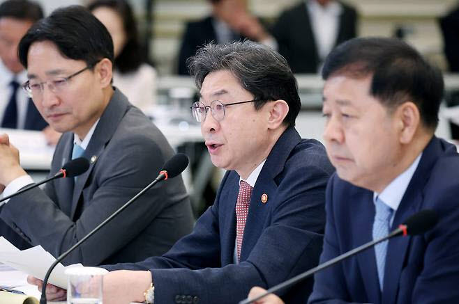 이억원 금융위원장이 15일 청와대에서 열린 이재명 대통령 주재 부처 업무보고에서 연내에 원화 스테이블코인 관련 디지털자산기본법(2단계 입법)을 완료하겠다고 보고하고 있다. 사진 왼쪽부터 임광현 국세청장, 이 위원장, 구윤철 부총리 겸 재정경제부 장관 모습. (사진=연합뉴스)