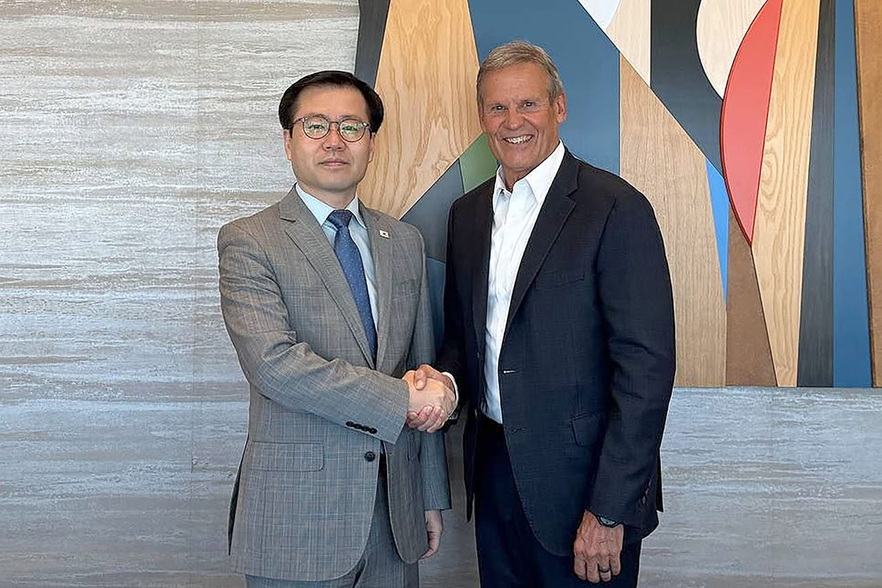 여한구 산업통상부 통상교섭본부장이 빌 리 테네시 주지사와 기념 사진을 찍고 있다. 테네시는 미국 에너지부가 핵연료 공급망 강화를 위해 추진하는 NLIC 후보지 5곳 중 한 곳이다.(사진=산업통상부)