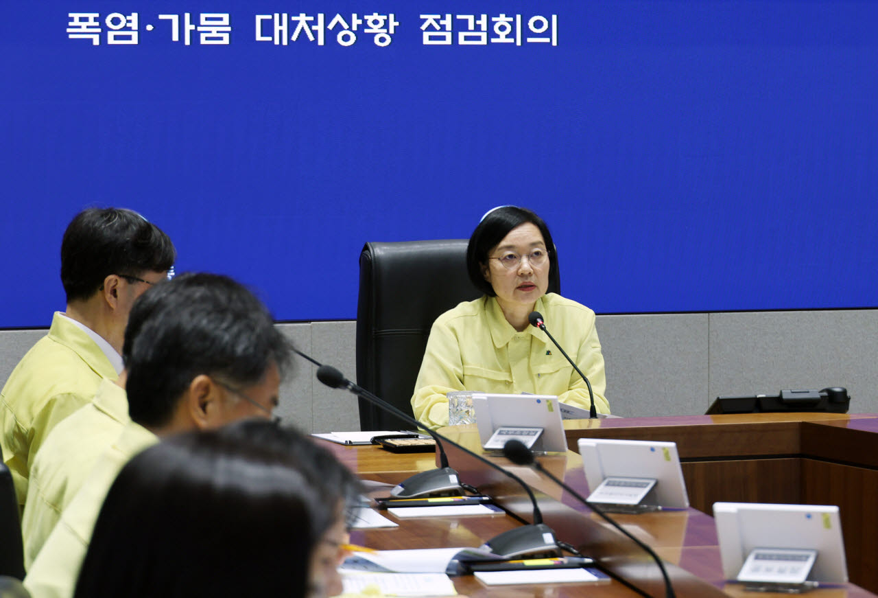한성숙 국무총리가 31일 서울 종로구 정부서울청사 중앙재난안전상황실 서울상황센터에서 폭염ㆍ가뭄 대처사항 점검회의를 주재하고 있다.(사진=연합뉴스)