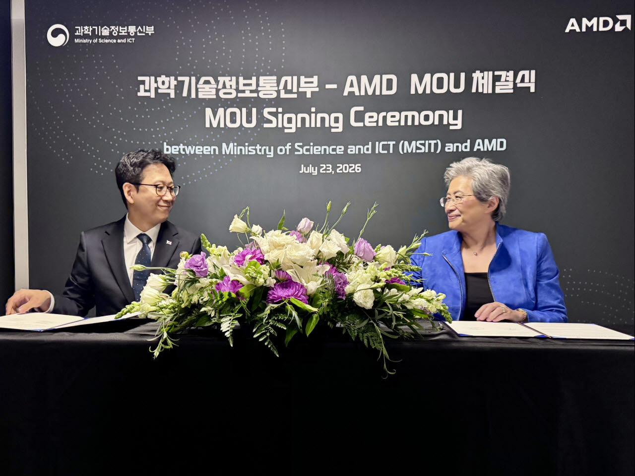 배경훈 부총리 겸 과학기술정보통신부 장관과 리사 수 AMD 회장이 만나 AI 반도체 생태계 협력을 위한 과기정통부-AMD간 MOU를 체결했다. 사진=과기정통부