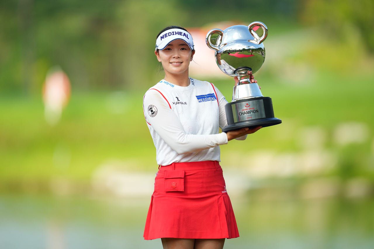 이다연이 KLPGA 투어 오로라월드 챔피언십에서 짜릿한 역전승을 거둔 뒤 트로피를 들어 올리고 있다. (사진=이데일리 골프in 조원범 기자)