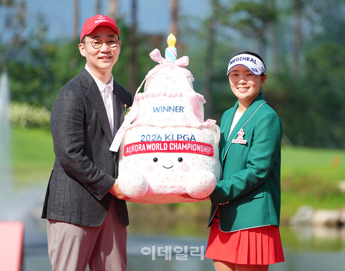 [포토]이다연,우승 기념 케잌 인형 이뻐요