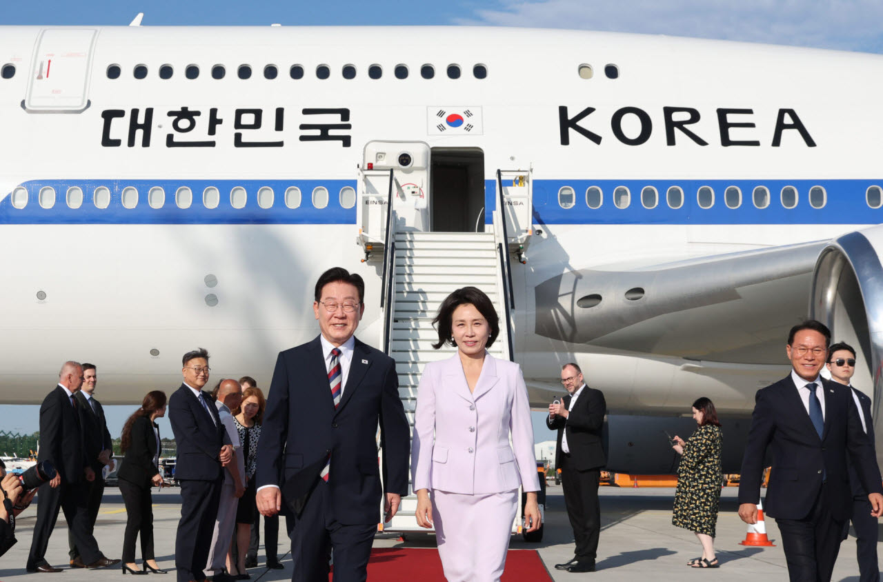 동포 오찬간담회에 참석하기 위해 프랑크푸르트를 방문한 이재명 대통령과 김혜경 여사가 2일(현지 시간) 독일 프랑크푸르트 국제공항에 도착해 이동하고 있다.(사진=뉴시스)