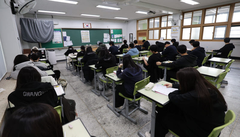 지난 3월 24일 오전 서울 광진구 광남고등학교에서 수험생들이 전국연합학력평가 시험 준비를 하고 있다. (사진=뉴시스)