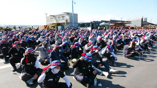 지난해 HD현대중공업 노조원들이 울산 본사 조선소에서 집회 시위를 벌이고 있다. (사진=연합뉴스)