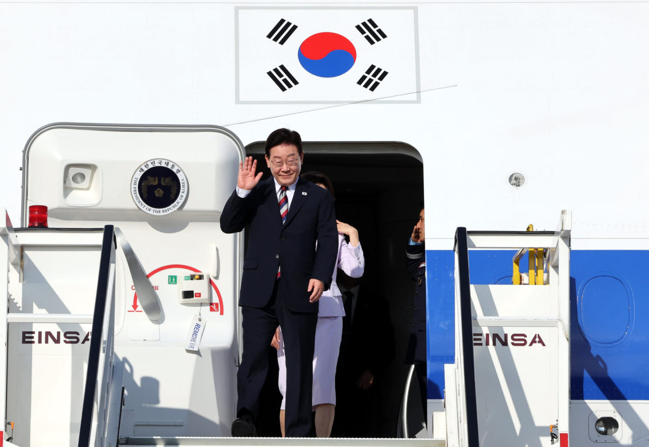 동포 오찬간담회에 참석하기 위해 프랑크푸르트를 방문한 이재명 대통령이 2일(현지 시간) 독일 프랑크푸르트 국제공항에 도착해 인사를 하고 있다.(사진=뉴시스)