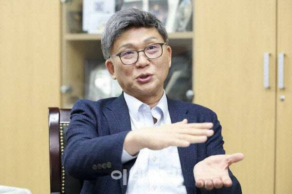 오문성 경희대 경영대학원 세무관리학과 객원교수 / 강남대 세무전문대학원 특임교수 / 법무법인 SL파트너스 고문. △1960년 부산 출생 △서강대 경영학 학사 △서울대 대학원 경영학(회계학) 석사 △고려대 대학원 법학(조세법) 박사 및 경영학(회계학) 박사 △성균관대 국정전문대학원 행정학 박사과정 수료 △가톨릭대 상담심리대학원 심리학 석사 △서강대 정보통신대학원 공학석사(블록체인전공) △공인회계사, 세무사, 증권분석사 △전 한국조세정책학회 회장, 현 한국조세정책학회 이사장 △한국납세자연합회 명예회장 △조세심판원 비상임심판관 △기획재정부 세제발전심의위원 △해양수산과학기술진흥원 비상임이사 △한국자산관리공사 기업회생지원위원회 위원장 △한국회계학회·삼일회계법인 저명교수 △전 국세청 국세정보공개심의위원회 위원장 △전 국세청 국세행정개혁위원회 본위원 △전 국세청 국세심사위원 △전 한국도로공사 비상임이사 △전 국회미래연구원 이사 △전 한양여대 세무회계학과 교수△블록체인 유튜브 오문성의 Pick Show 운영 중. (사진=이영훈 기자)
