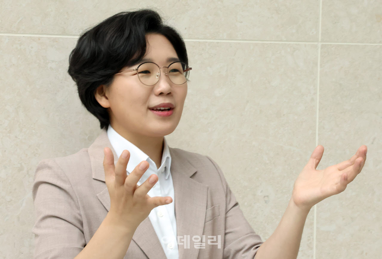 김보미 전 강진군의회 의장이 이데일리와 인터뷰를 진행하고 있다(사진=이데일리 방인권 기자)