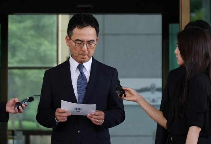 형사소송법 개정안이 국회 본회의를 통과한 지난달 31일 구자현 검찰총장 직무대행이 서울 서초동 대검찰청에서 입장을 말하던 중 말문이 막힌 듯 멈칫하고 있다.(사진=연합뉴스)