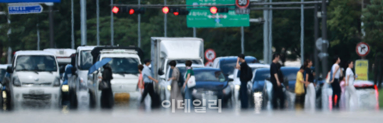 전국 대부분 지역에 폭염특보가 내려진 지난달 29일 서울 여의도 버스환승센터 앞 도로에 아지랑이가 피어오르고 있다.(사진=방인권 기자)