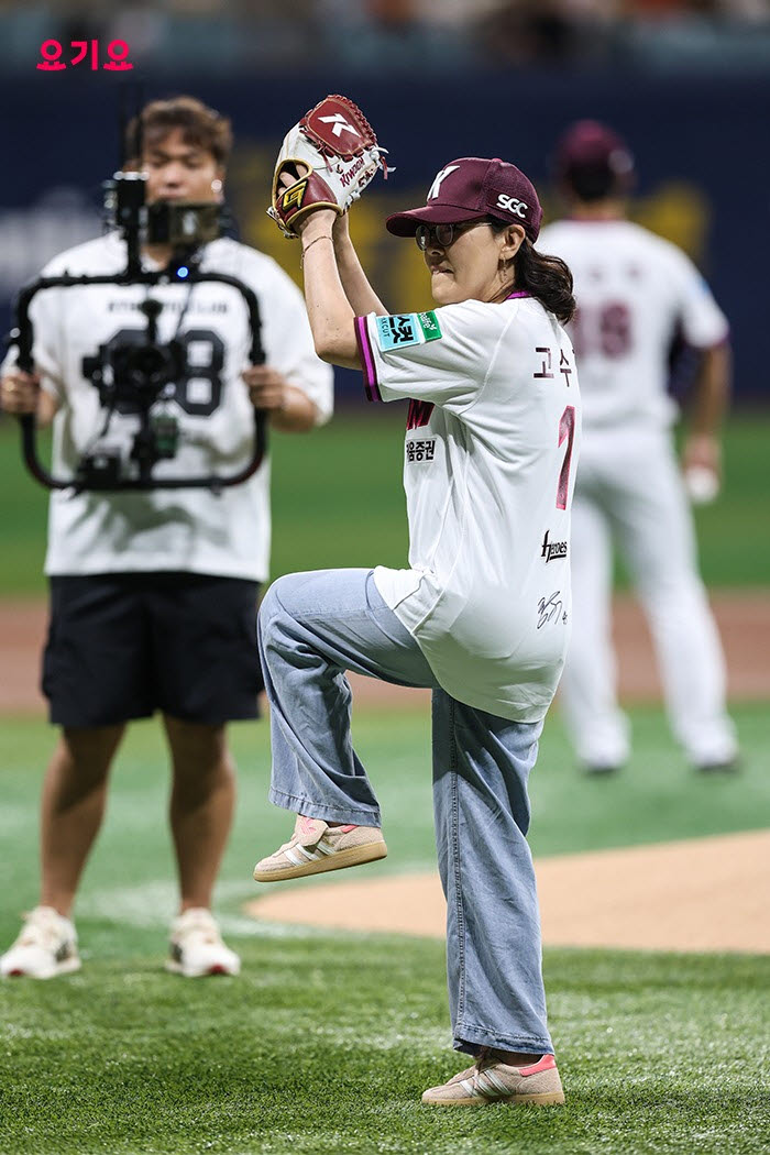 요기요 입점 매장 'THE나은버거'를 3년째 운영 중인 고수정 사장님의 시구 모습 (사진=요기요)