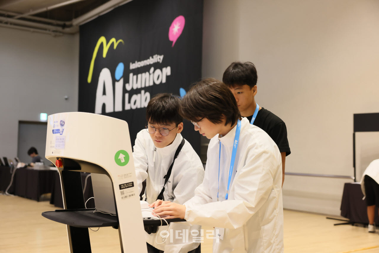 AI 주니어랩 6기 참가 학생들이 서빙 로봇을 활용해 프로젝트를 준비하고 있다.(사진=카카오모빌리티)