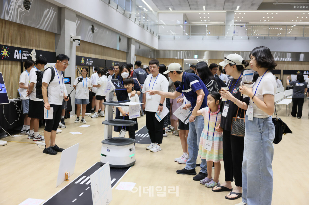 AI 주니어랩 6기 참가 학생들이 완성한 프로젝트를 가족들이 관람하고 있다.(사진=카카오모빌리티)