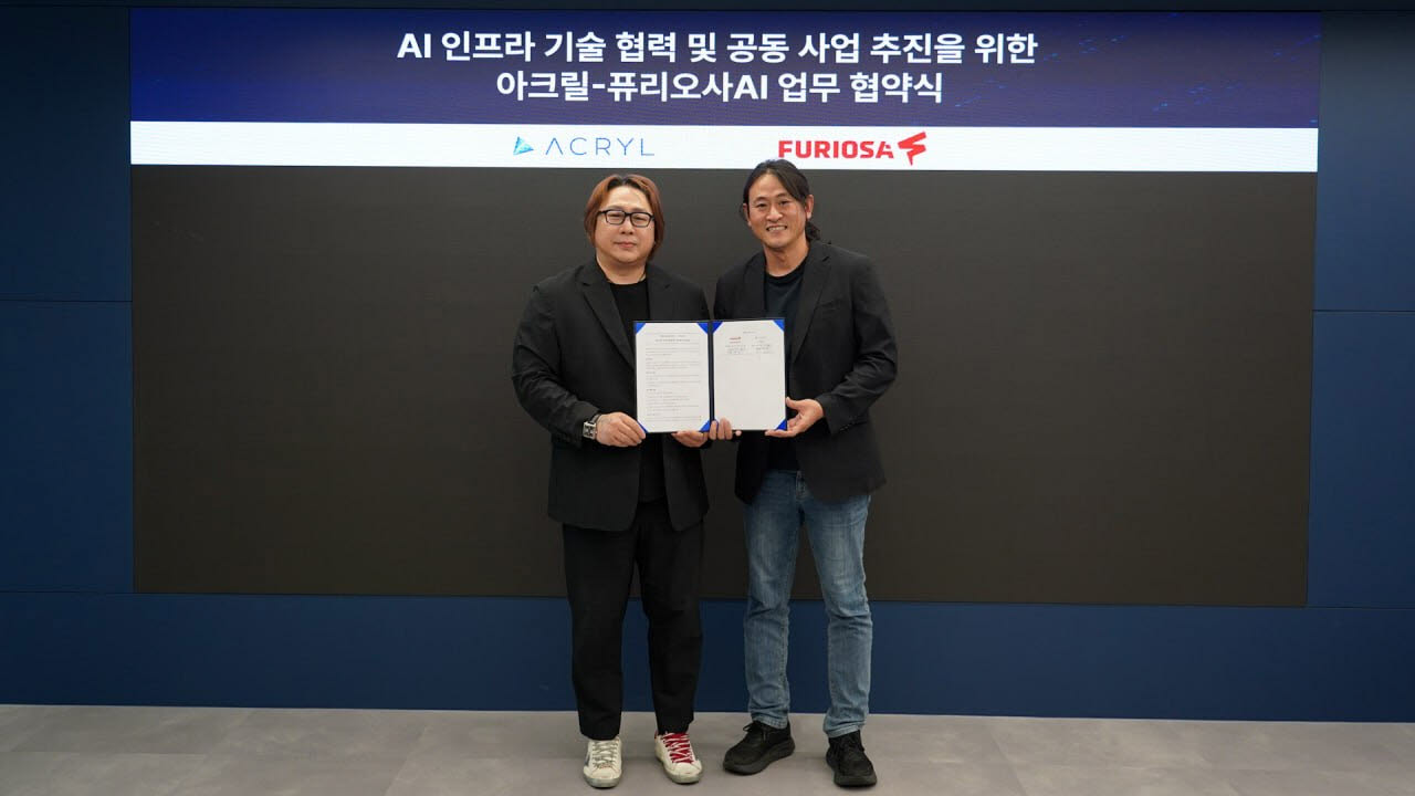 박외진 아크릴 대표(왼쪽)와 백준호 퓨리오사AI 대표가 업무 협약 체결 후 기념 촬영을 하고 있다.(사진=아크릴)
