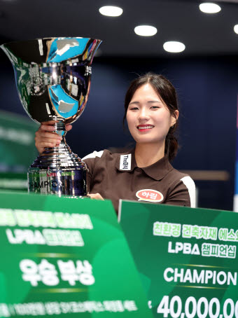 우승 트로피를 들고 기뻐하는 박정현. 사진=PBA