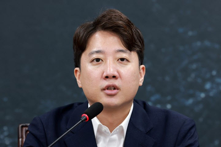 이준석 개혁신당 대표가 3일 국회에서 열린 최고위원회의에 참석해 발언하고 있다. (사진=연합뉴스)